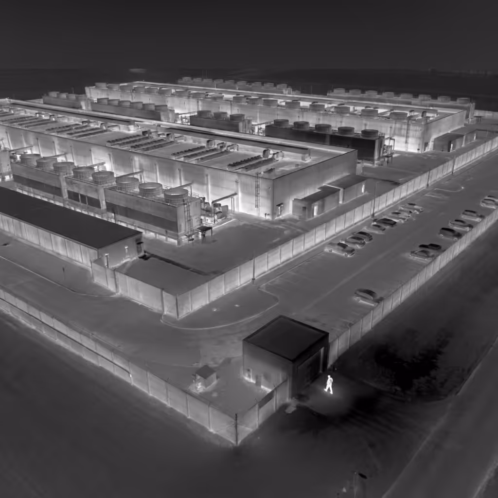 冷却装置が見える大型産業用データセンターの航空熱画像