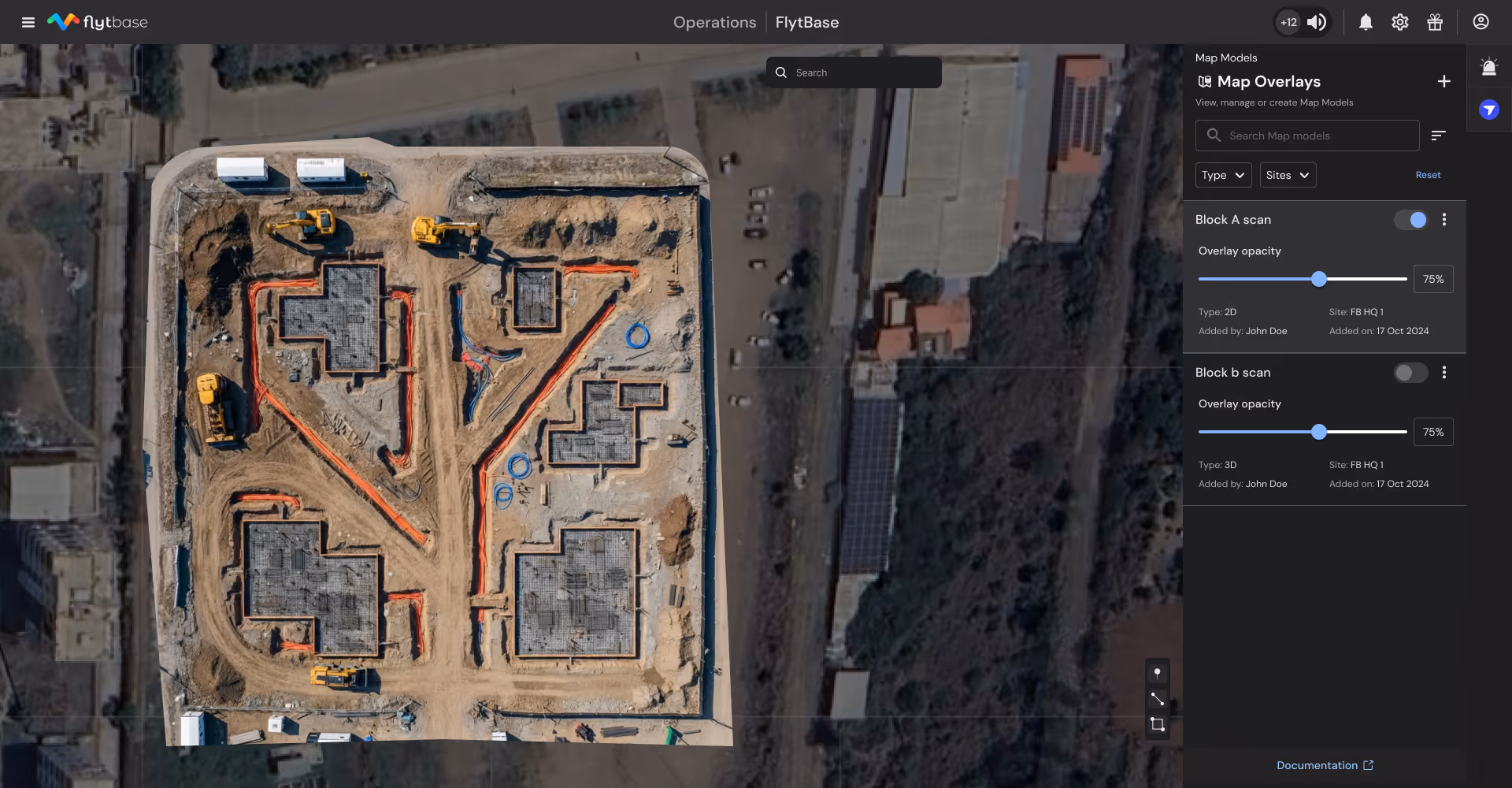 鸟瞰图显示了一个建筑工地，图中可见四个建筑地基、挖掘机和已标出的公用设施路径，并叠加了数字地图图层。