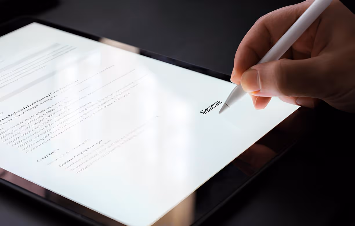 Ein Compliance-Beauftragter prüft automatisch generierte Streifendokumentation auf einem Tablet.