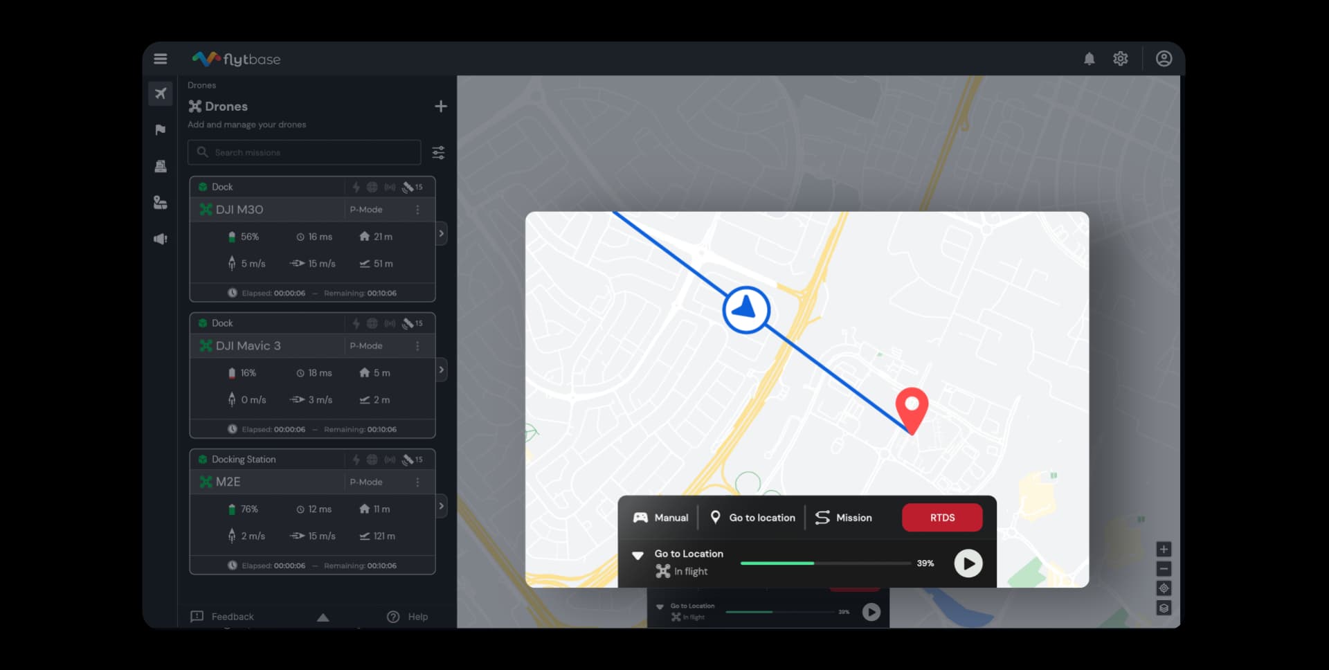 Interface de gestion de drones FlytBase affichant trois drones avec télémétrie et une carte de trajectoire de vol
