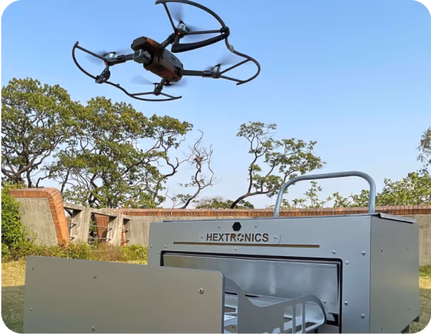 Дрон пролетает над металлическим контейнером во время демонстрации осмотра.