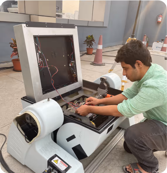 Un ingénieur répare un appareil robotisé dans le laboratoire FlytBase.