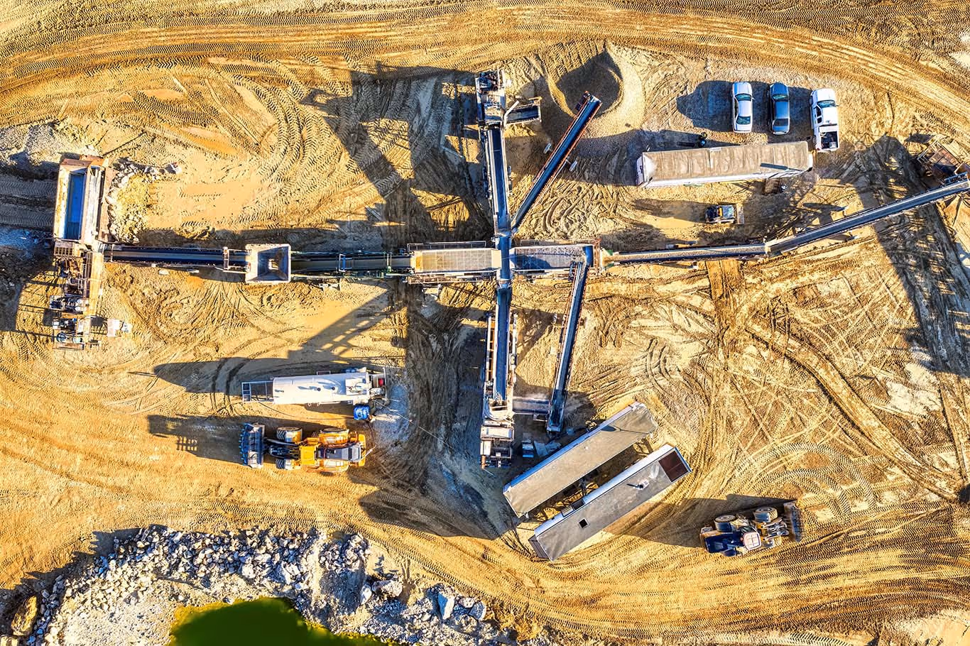 Luftbild einer Bergbauanlage mit KI-gestützten Anomaliemarkierungen