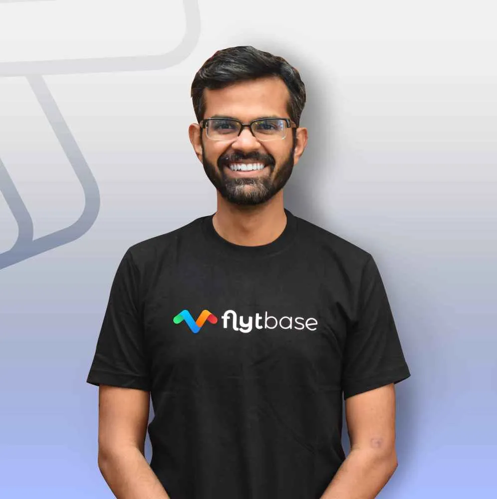 Шарвашиш Дас, директор по разработке в FlytBase, улыбается и одет в футболку FlytBase.