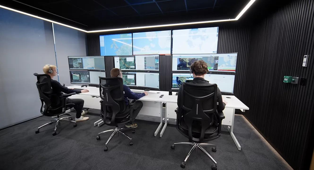 Skyports vertiport operation, drone in transit between hubs.